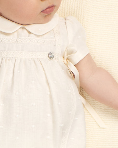 Pelele Con Capota Muselina Cuello Plumeti Beige - Paz Rodriguez