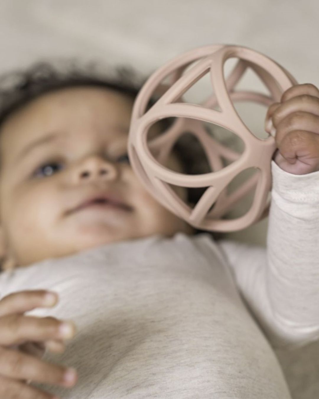 Pelota Sensorial Rosa - Little Dutch