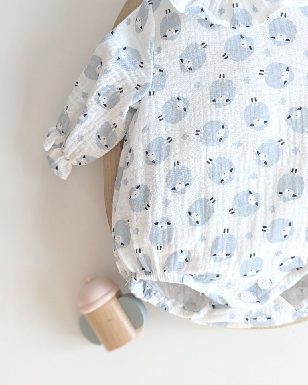 Body Bebé Celeste Cielo Familia Constanza - Micolino (Tallaje pequeño)