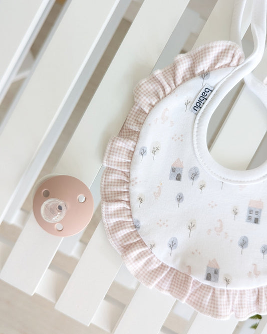 Babero Volante Alerce Rosa Empolvado - Babidu