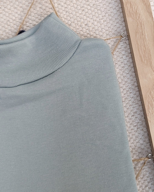 Camiseta semicisne pelito Verde Empolvado