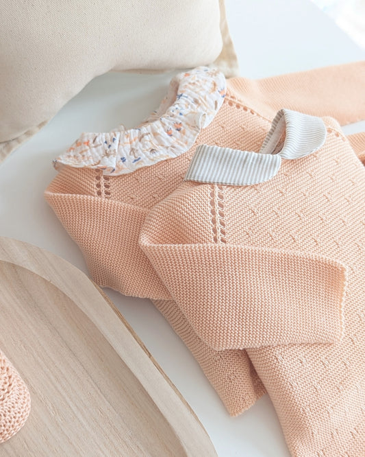 Primera Puesta Puesta Cuello Volante Melocotón Familia Honey Peach - Pangasa Baby