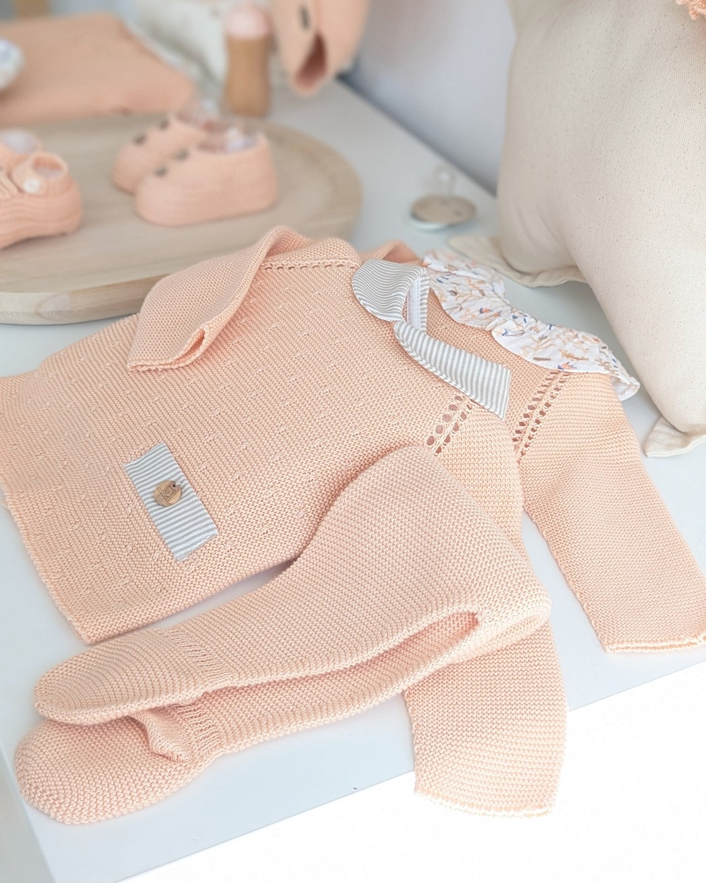 Primera Puesta Puesta Cuello Volante Melocotón Familia Honey Peach - Pangasa Baby