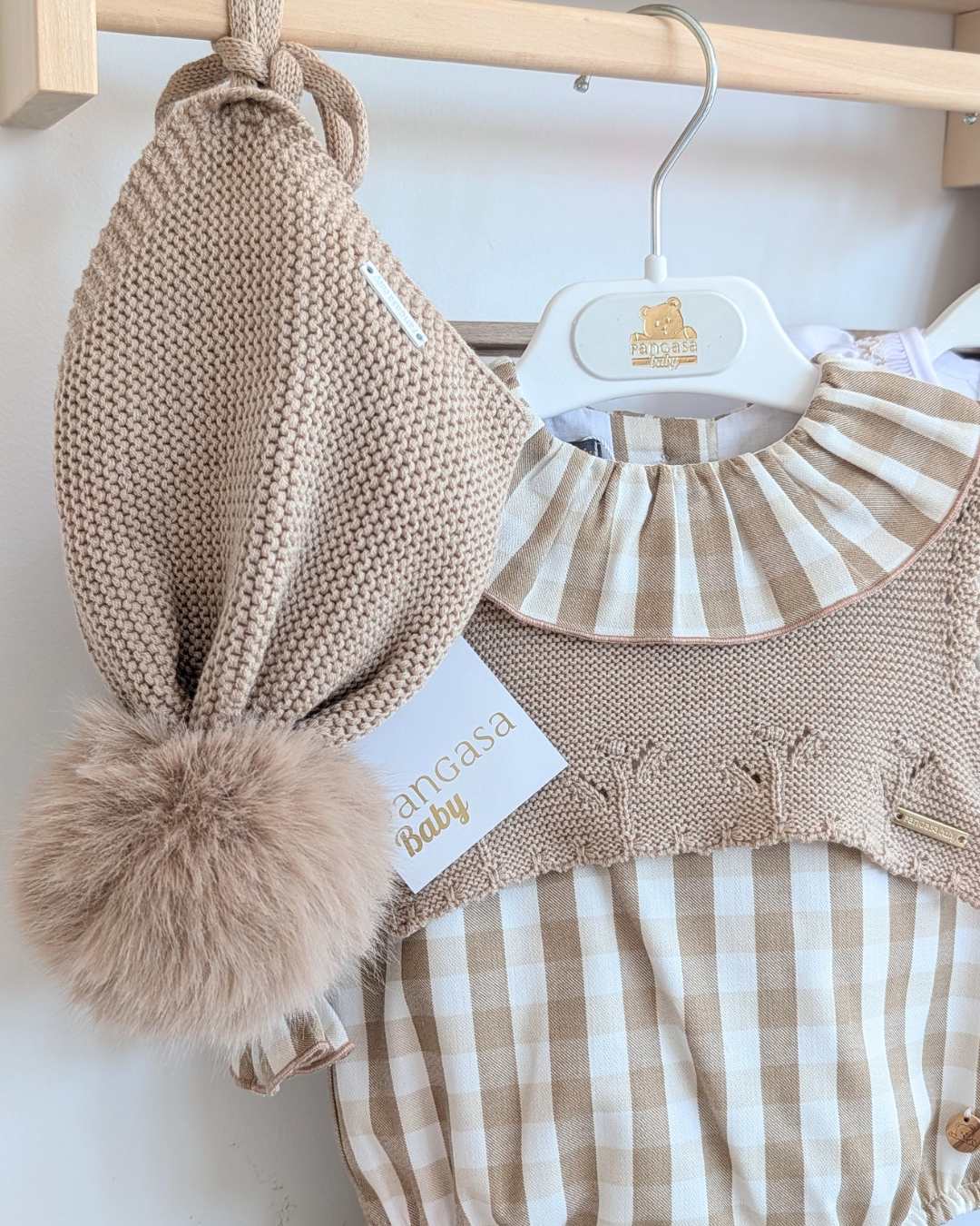 Gorro Orejero Pompón Pelo Arena - Pangasa Baby