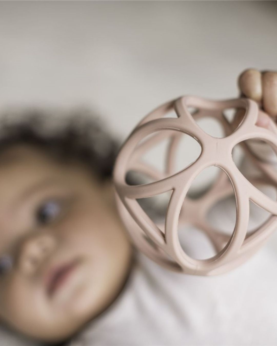 Pelota Sensorial Rosa - Little Dutch