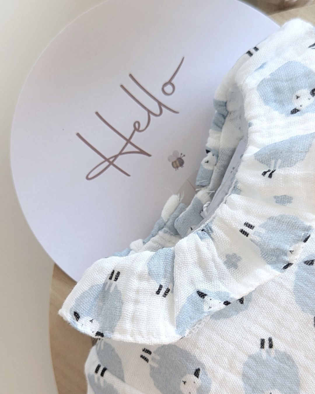 Body Bebé Celeste Cielo Familia Constanza - Micolino (Tallaje pequeño)