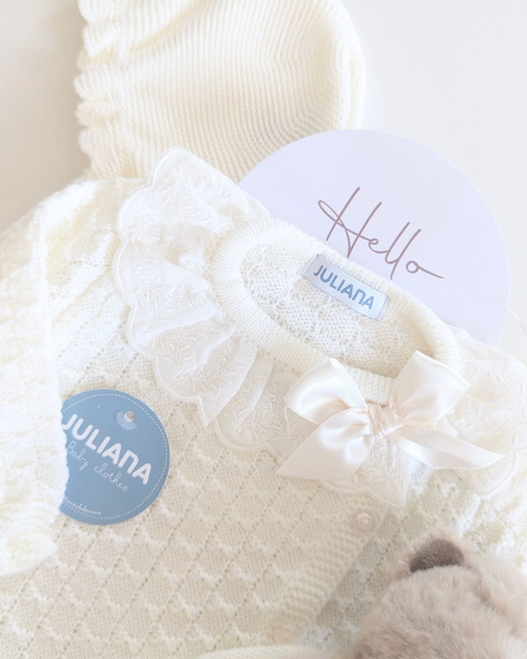 Conjunto Polaina Cuadritos Lazo Crudo 25558 - Colección Leyenda de Juliana