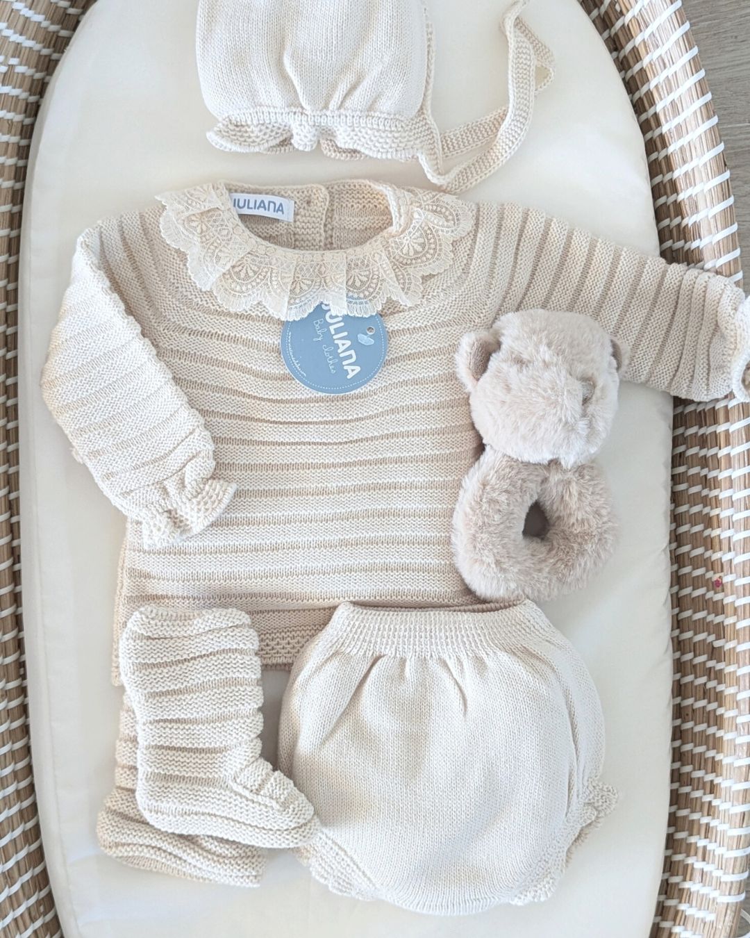 Conjunto Braga Punto Con Botitas Crema - Colección Sonata de Juliana