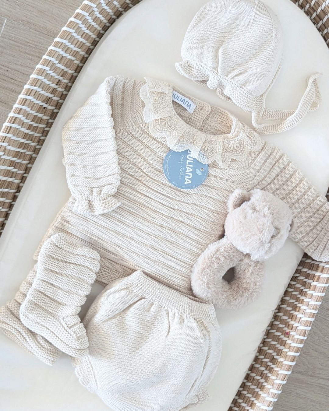 Conjunto Braga Punto Con Botitas Crema - Colección Sonata de Juliana