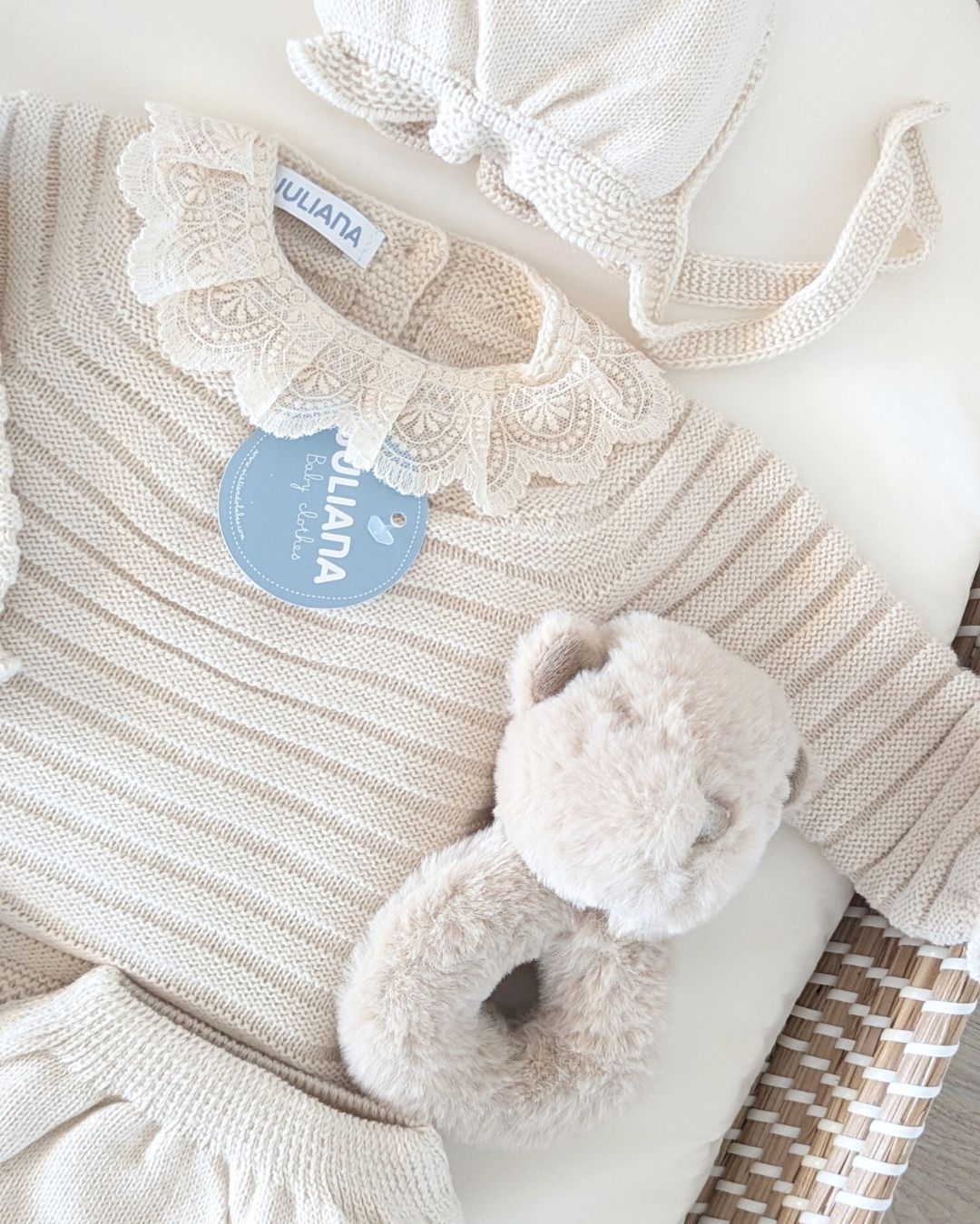 Conjunto Braga Punto Con Botitas Crema - Colección Sonata de Juliana