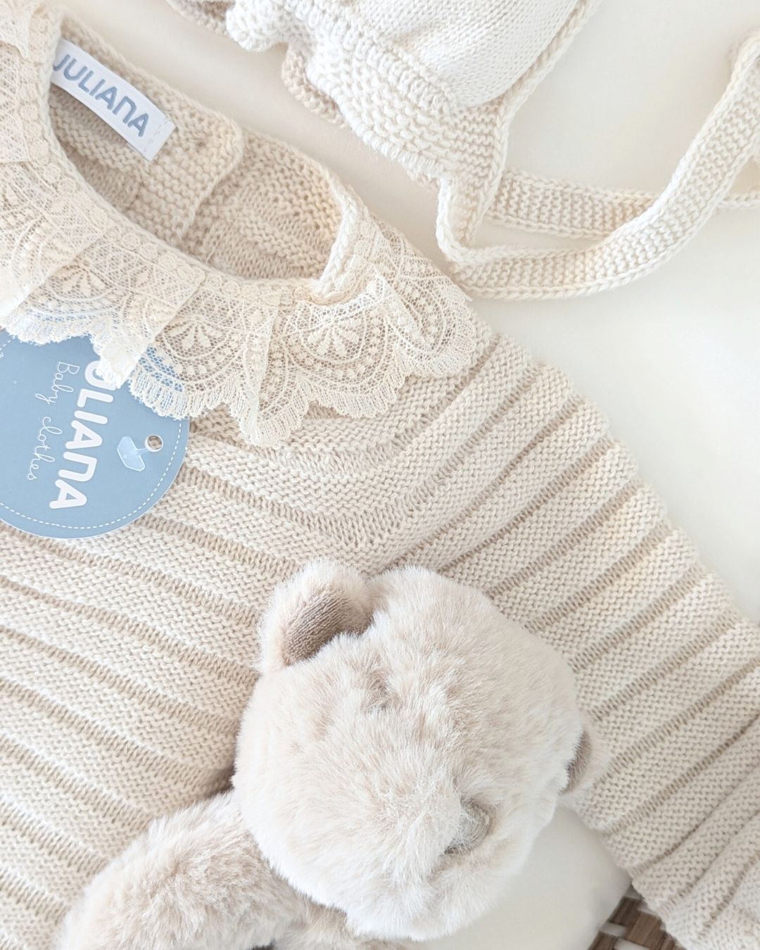 Conjunto Braga Punto Con Botitas Crema - Colección Sonata de Juliana