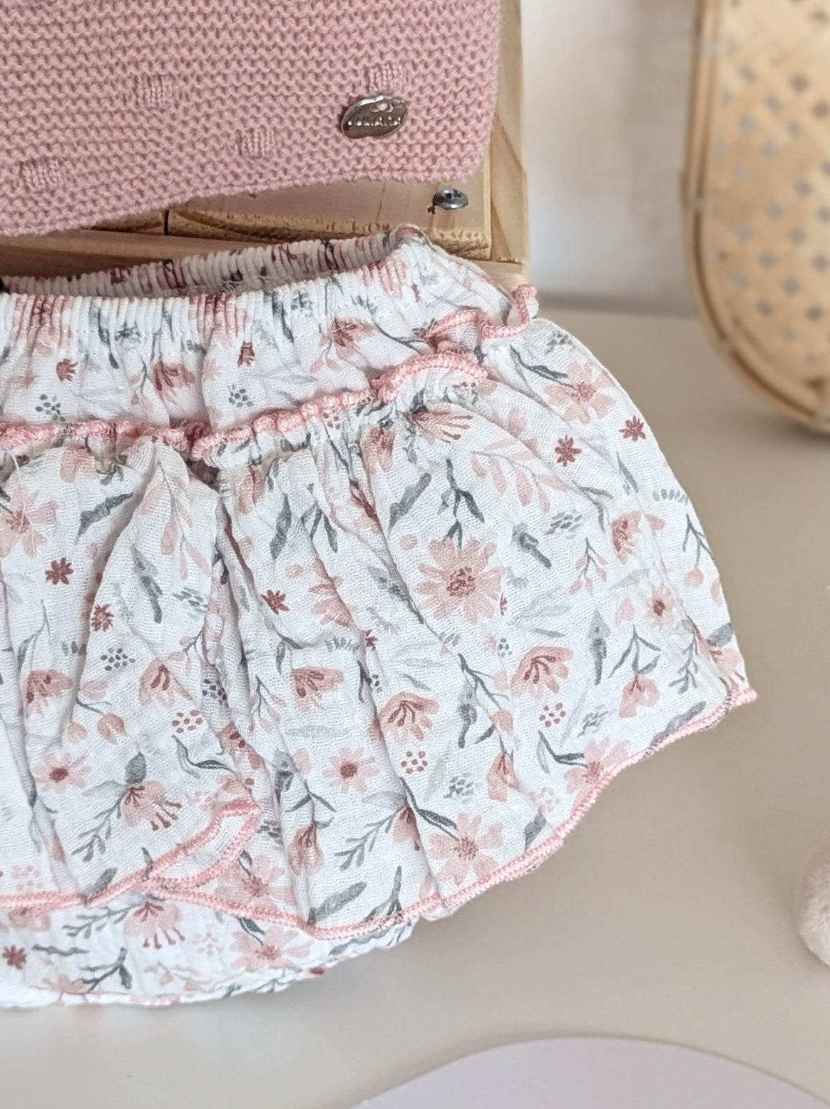 Conjunto Braguita Volante Flores Rosa Empolvado - Colección Arte de Juliana