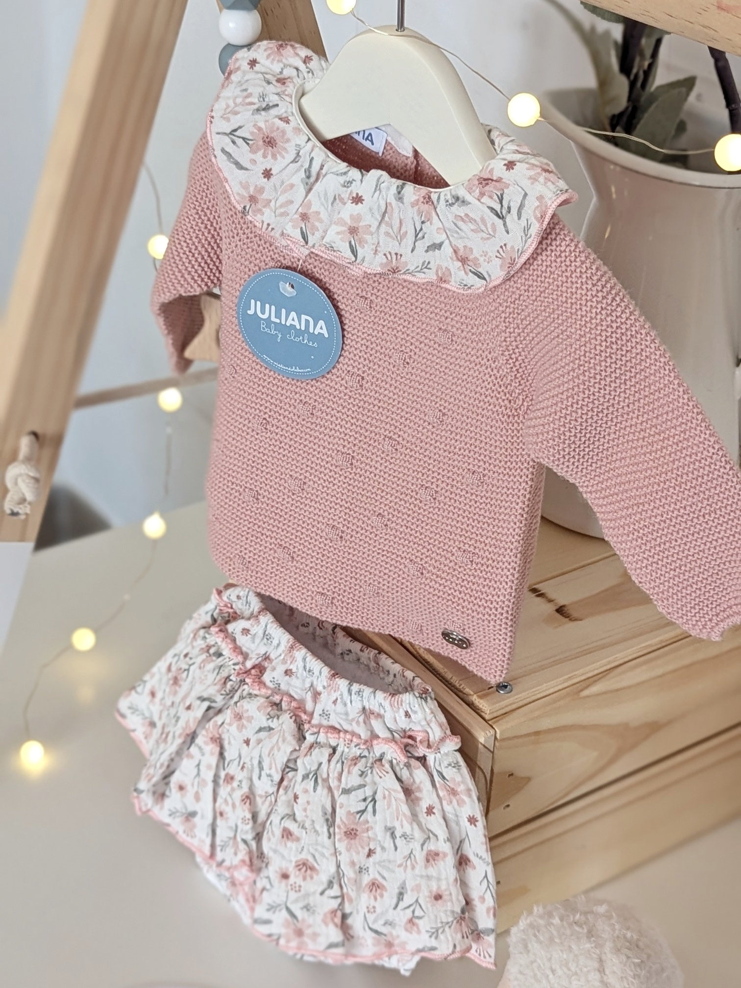 Conjunto Braguita Volante Flores Rosa Empolvado - Colección Arte de Juliana