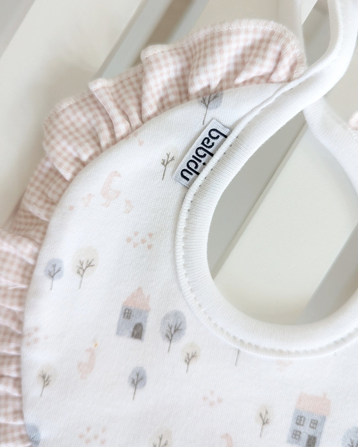 Babero Volante Alerce Rosa Empolvado - Babidu