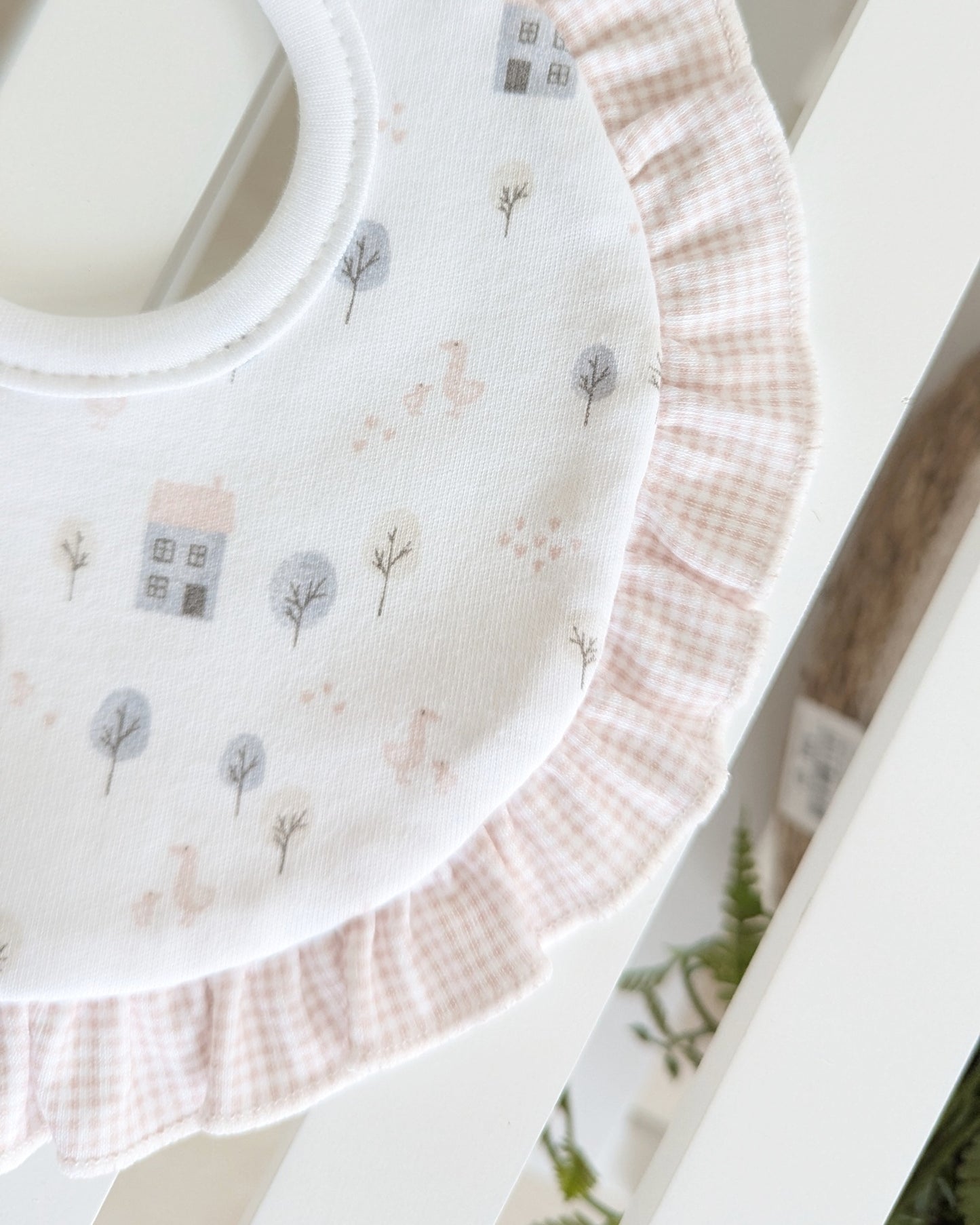 Babero Volante Alerce Rosa Empolvado - Babidu