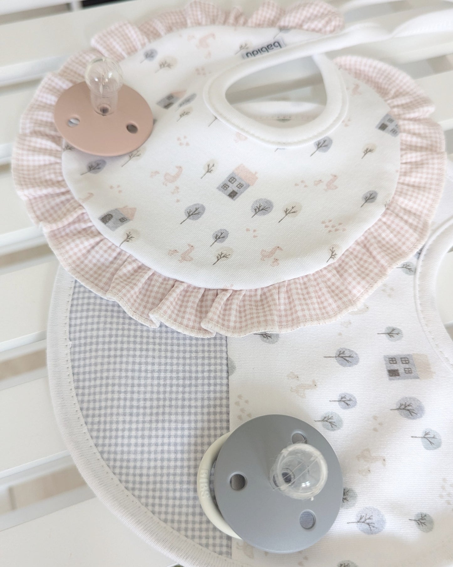 Babero Volante Alerce Rosa Empolvado - Babidu