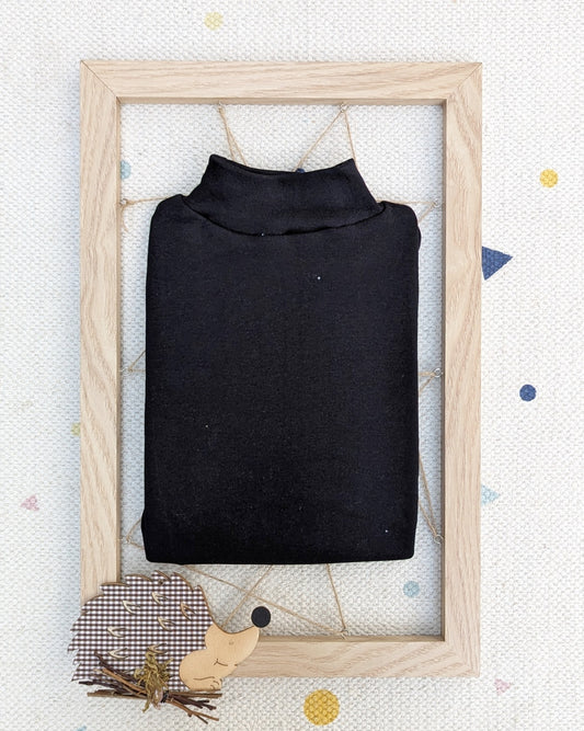 Camiseta semicisne pelito Negra