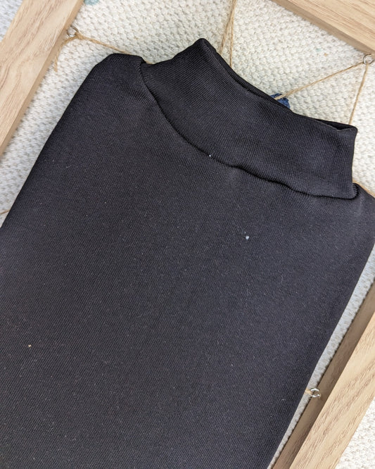 Camiseta semicisne pelito Negra