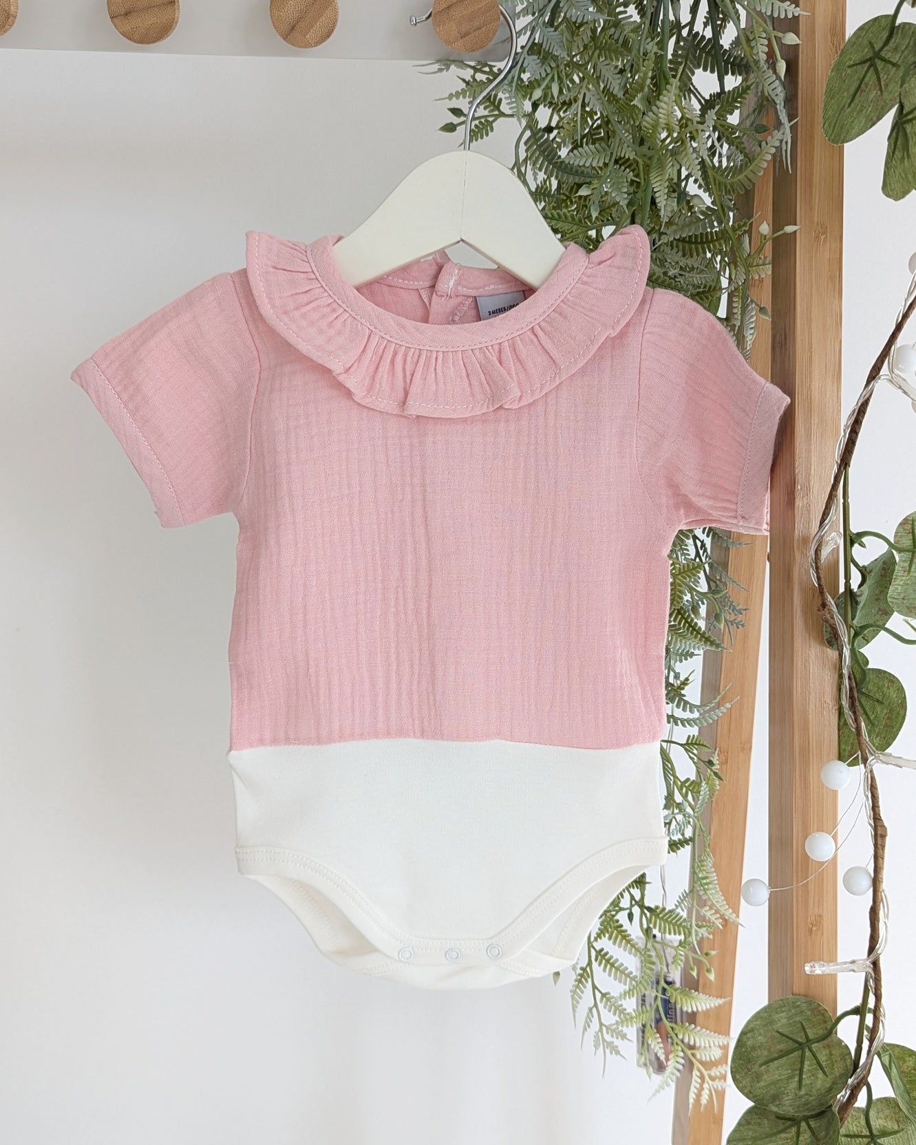 Body Manga Corta Cuello Volante Bambula Rosa Maquillaje - Babidu