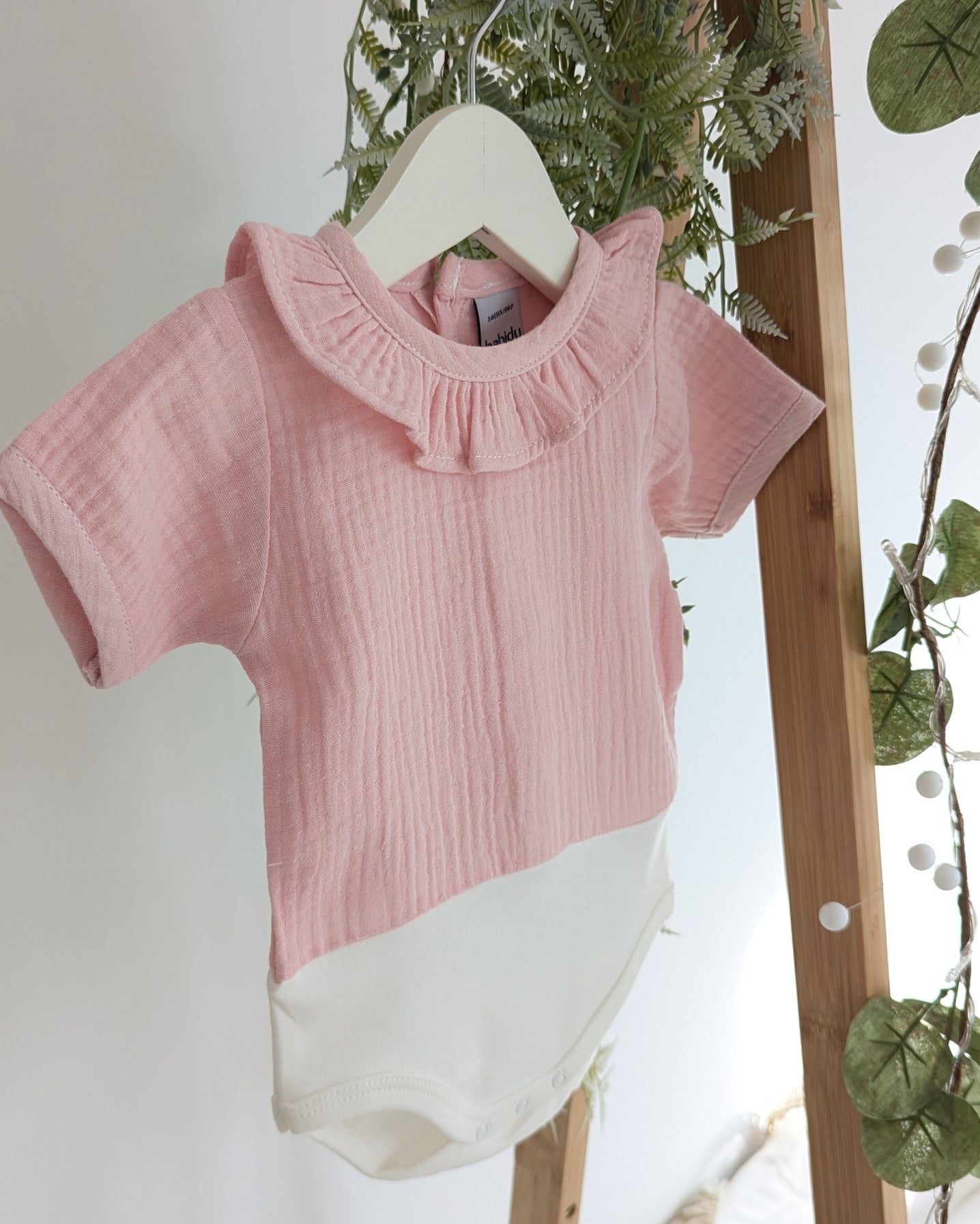 Body Manga Corta Cuello Volante Bambula Rosa Maquillaje - Babidu