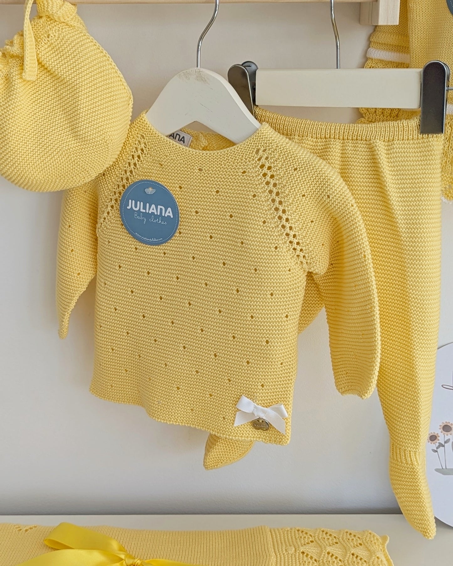 Conjunto Polaina Calado Lazo Amarillo - Colección Bora de Juliana