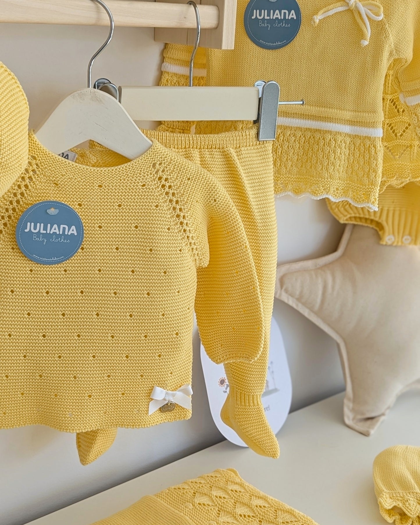 Conjunto Polaina Calado Lazo Amarillo - Colección Bora de Juliana