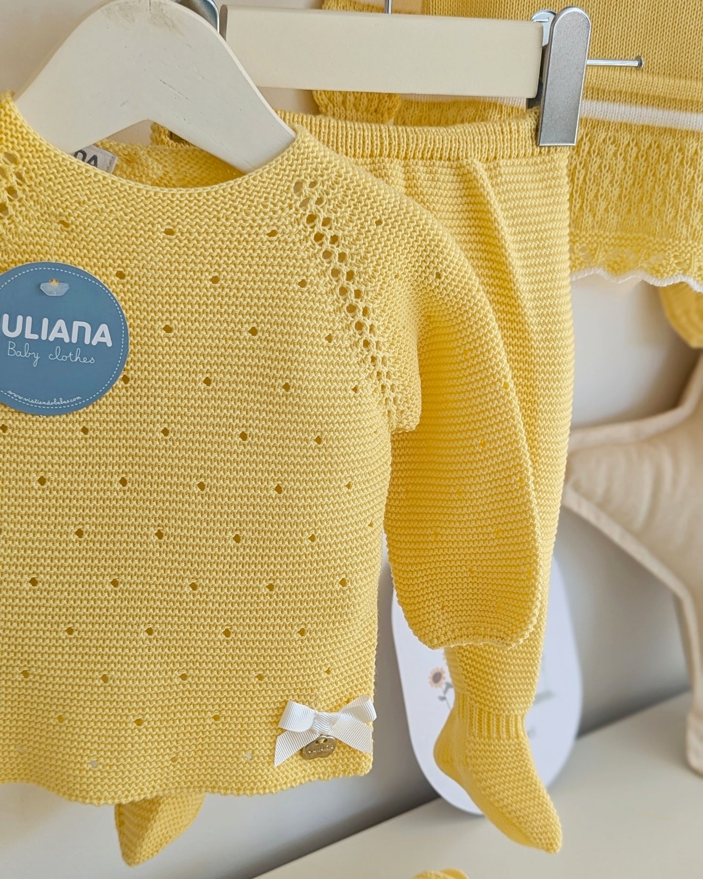 Conjunto Polaina Calado Lazo Amarillo - Colección Bora de Juliana