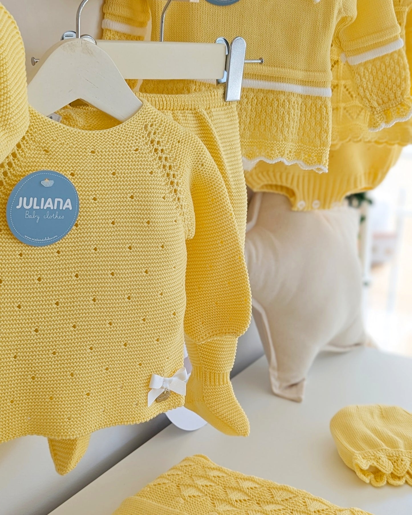 Conjunto Polaina Calado Lazo Amarillo - Colección Bora de Juliana