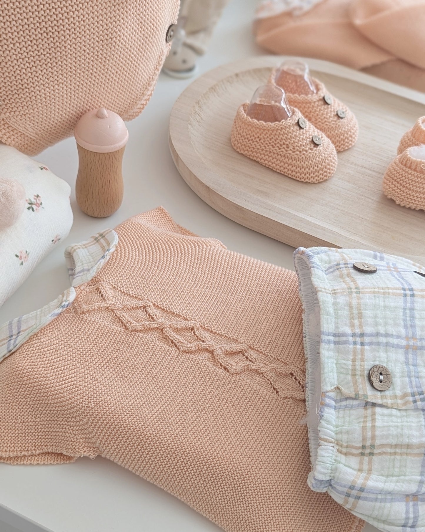 Conjunto Cuello Bebé Cuadros Ranita Melocotón Familia Honey Peach - Pangasa Baby