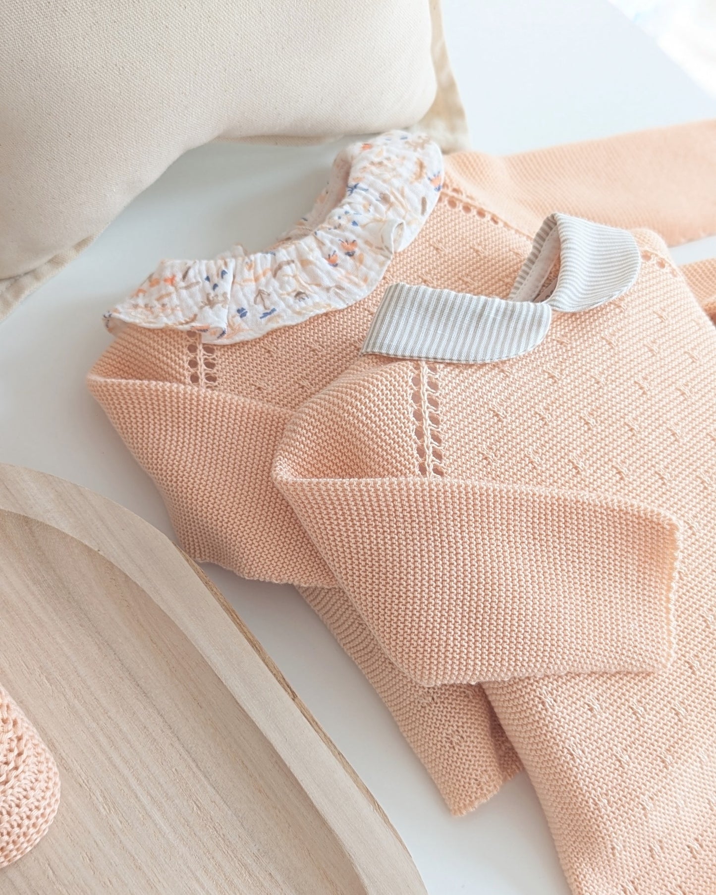 Primera Puesta Puesta Cuello Volante Melocotón Familia Honey Peach - Pangasa Baby