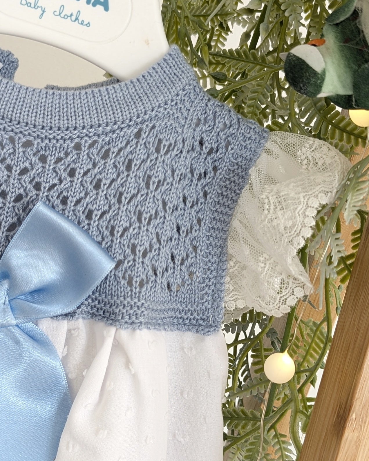 Faldón Punto Plumeti Cielo- Juliana