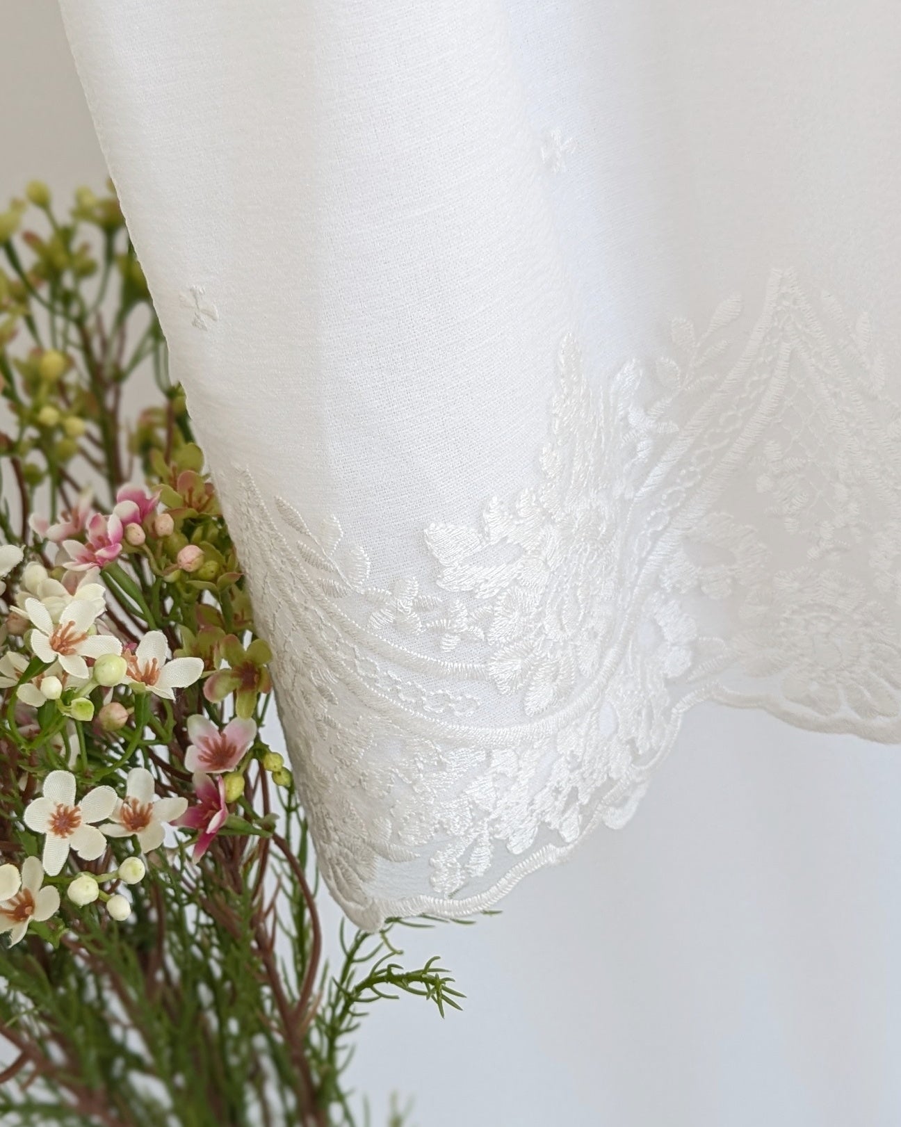 Faldon Lino Con Encaje Blanco - Colección Grecale de Juliana